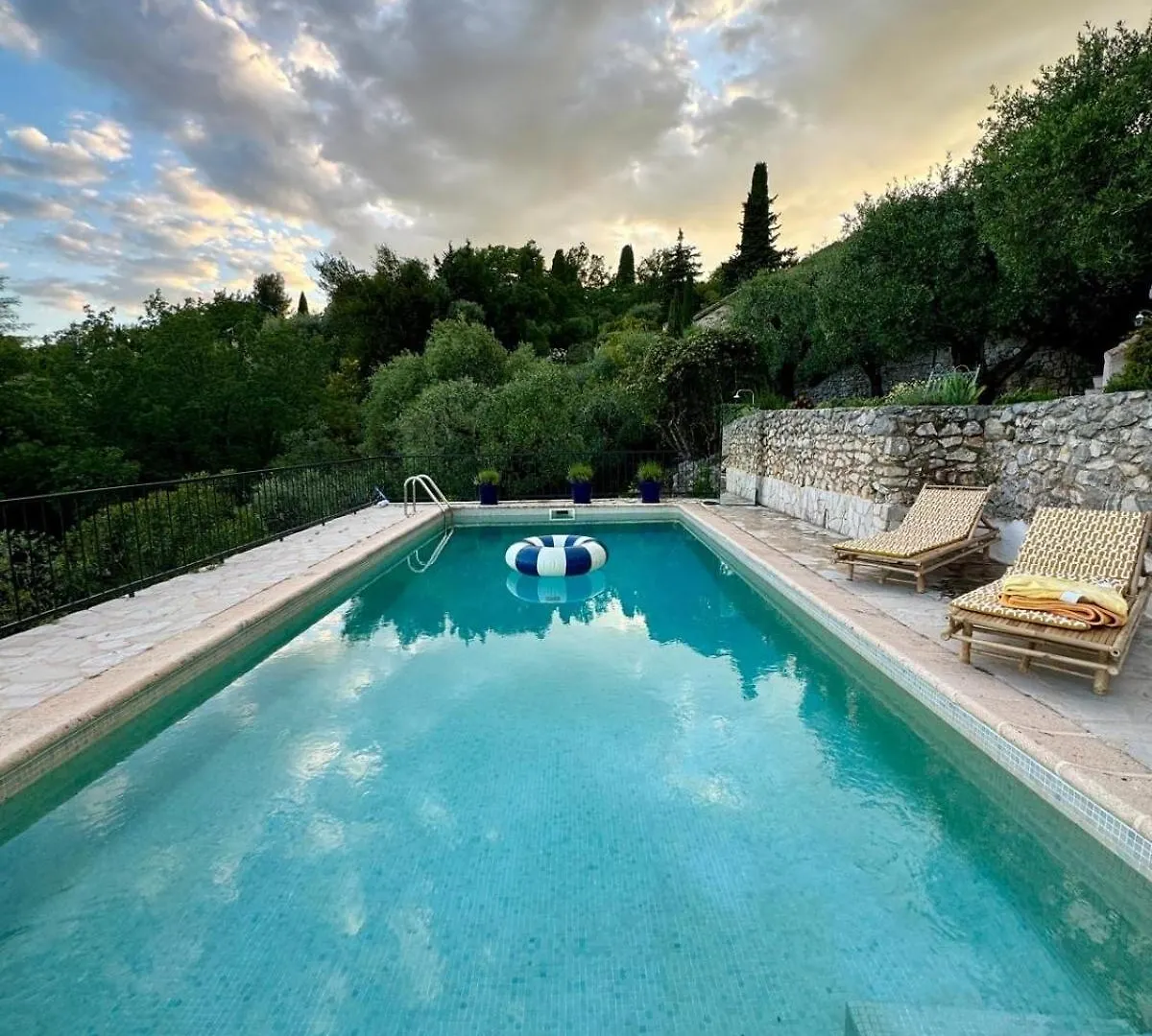 Guest house Villa Pipa Polaris I Suite Bebop - Vue Privilegiee, Chic, Lumineuse Speracedes